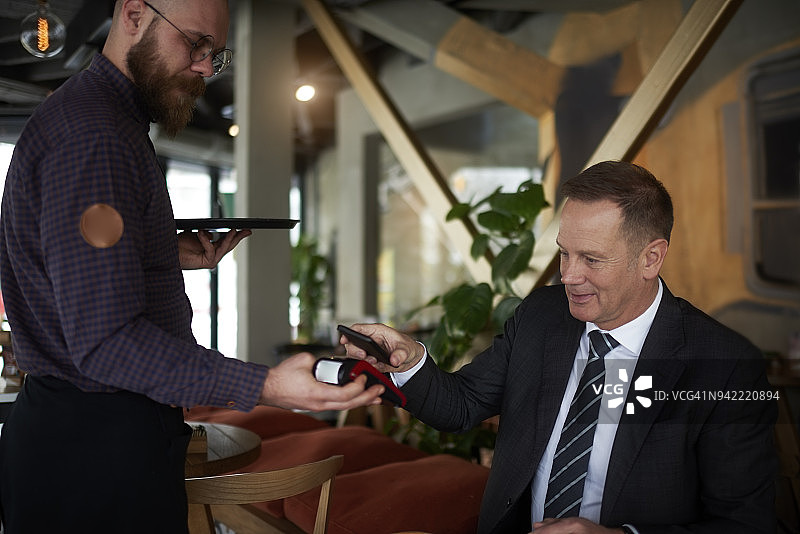 使用手机进行非接触式支付图片素材