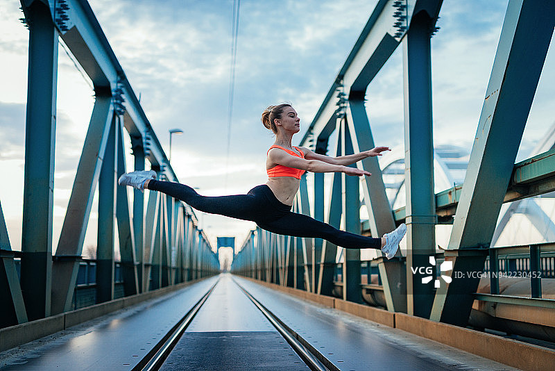 芭蕾舞者空中劈叉图片素材