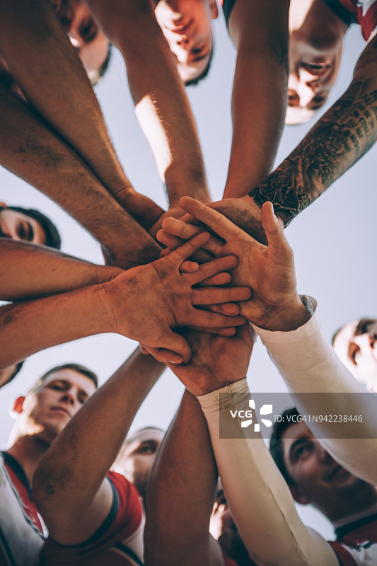 暂停期间聚集在一起的橄榄球运动员图片素材