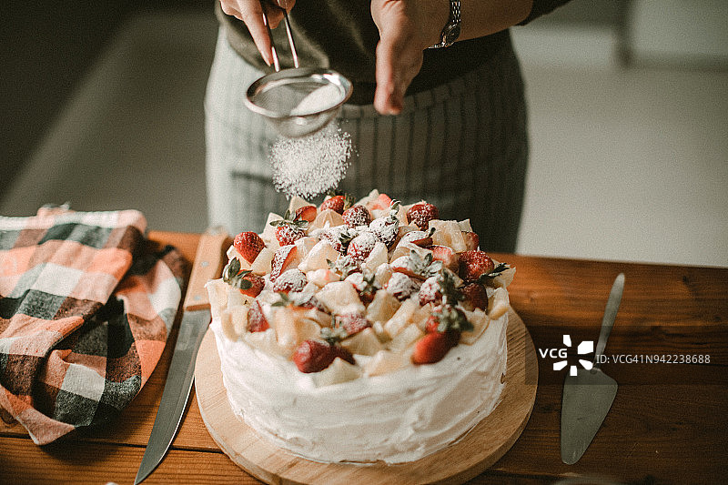 家庭主妇为家人切蛋糕图片素材