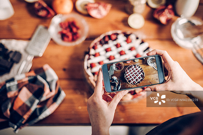 女子拍摄她的蛋糕图片素材