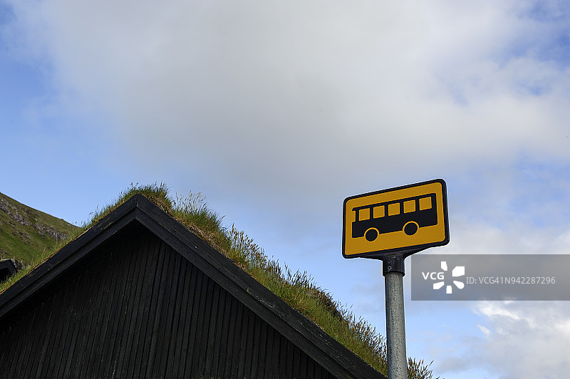 法罗群岛斯特莱默岛教堂村木墙上的巴士站牌图片素材