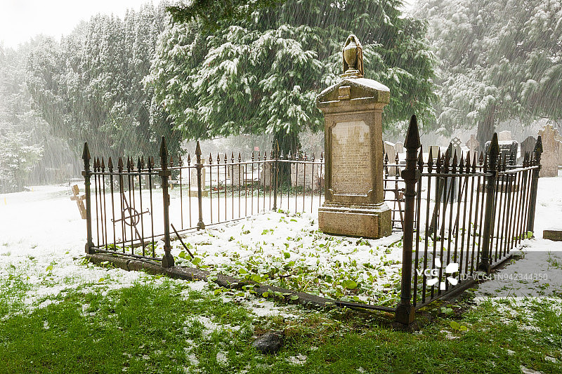 都柏林塔拉特圣梅尔安教堂墓地冬季雪景图片素材