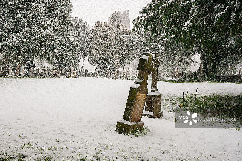 都柏林塔拉特圣梅尔安教堂墓地冬季雪景图片素材