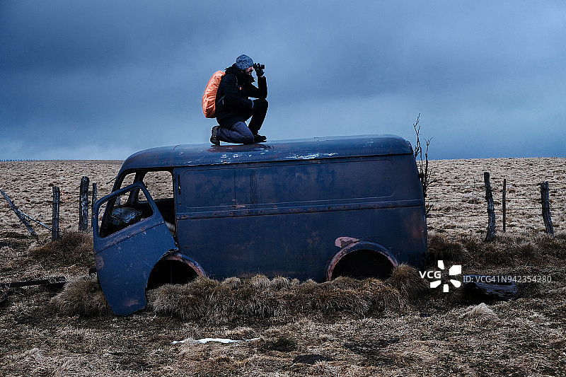 生存冒险：单膝跪地图片素材