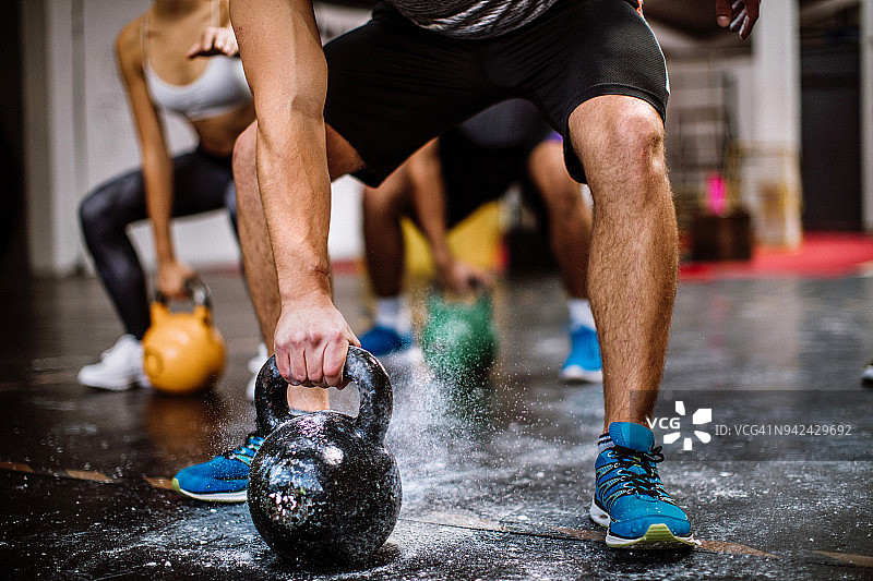 举起壶铃图片素材