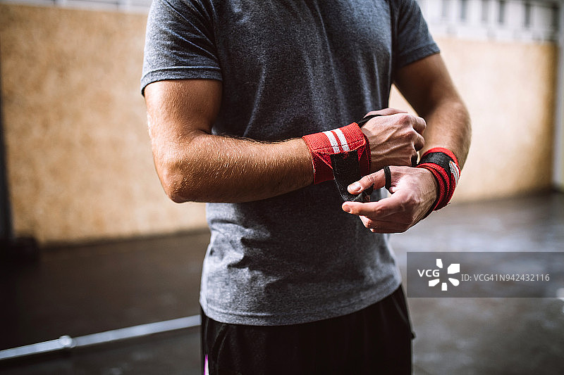 男人穿运动服图片素材