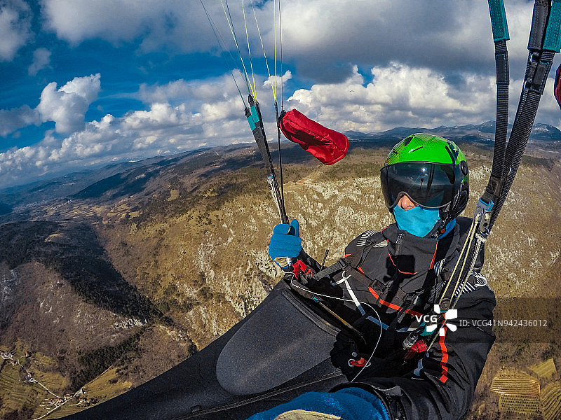 成人滑翔伞飞行美景图片素材