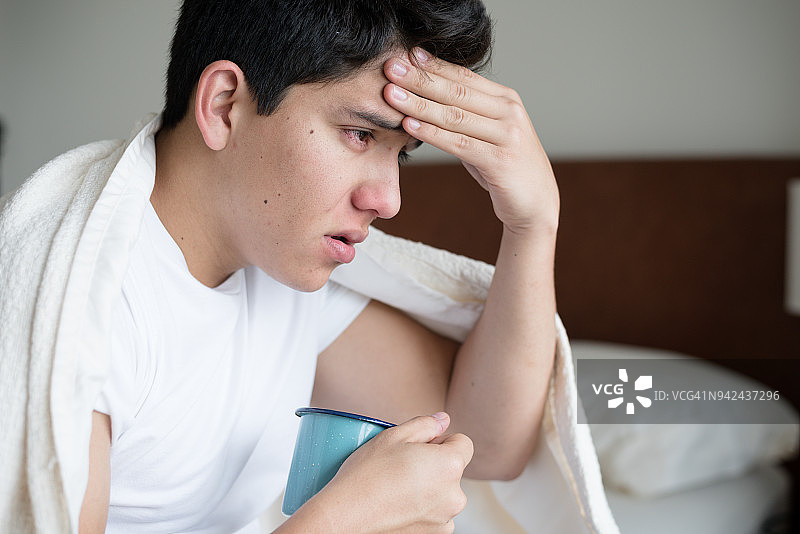 年轻的西班牙裔男子感冒图片素材