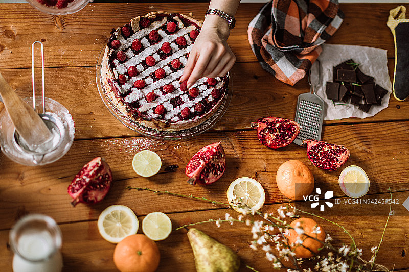 在美味的黑莓派中加入覆盆子图片素材
