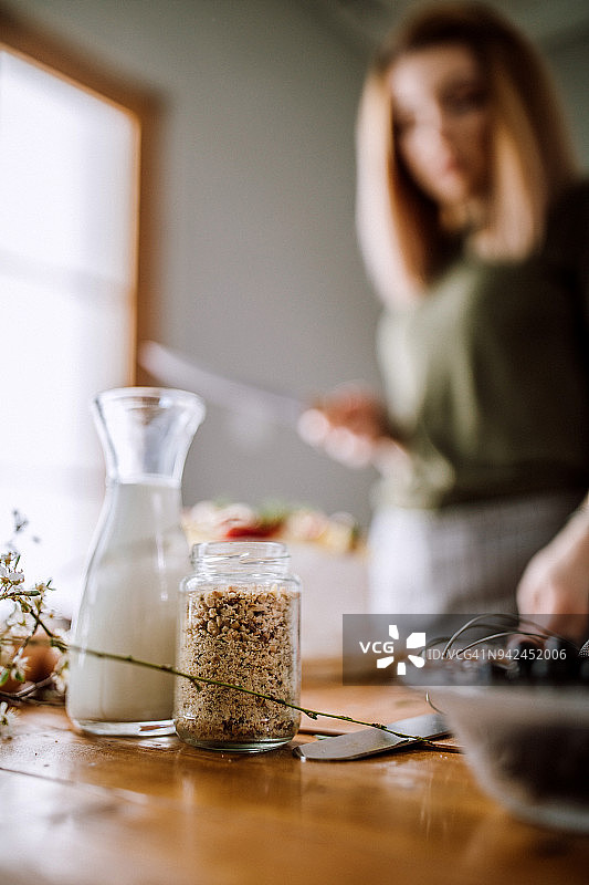 制作美味的奶油蛋糕图片素材