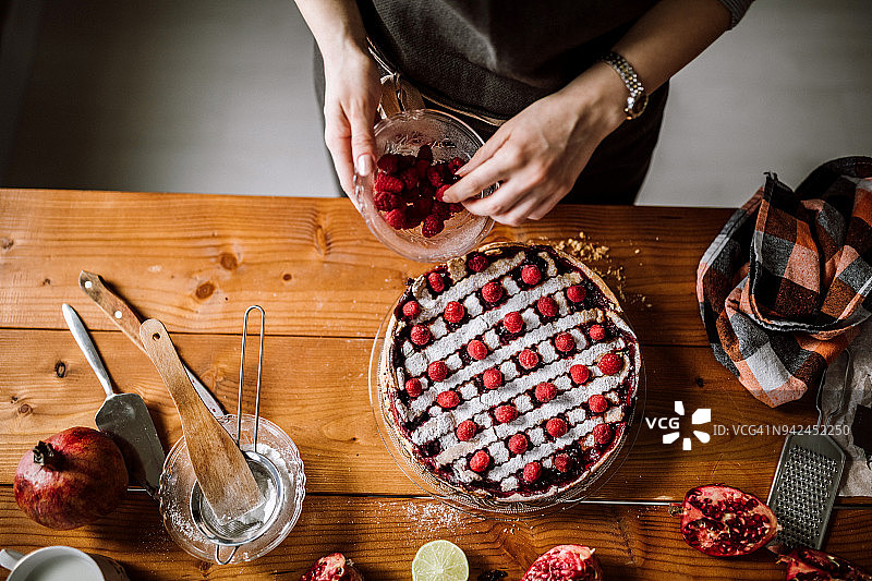 在美味的黑莓派中加入覆盆子图片素材