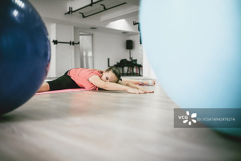 年轻女运动员练习瑜伽广角坐姿前屈图片素材