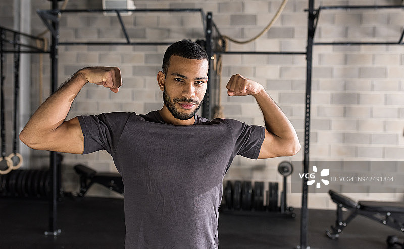 健身房里的健壮男人图片素材