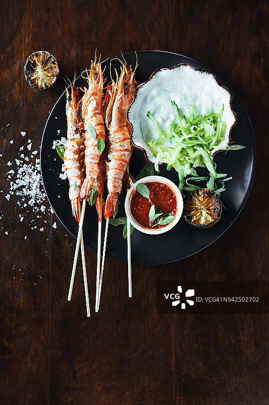 烤虾配酸橙酸奶酱图片素材