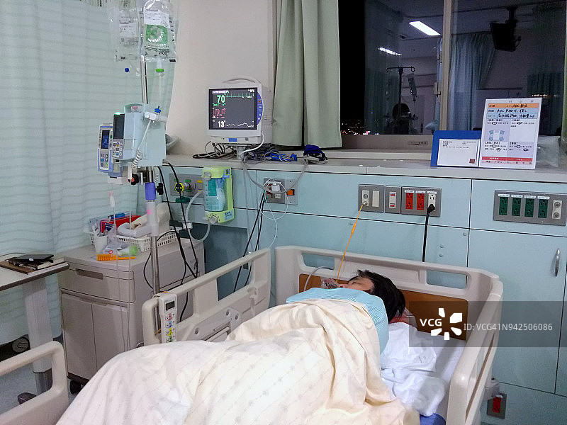 蛛网膜下腔出血手术后的男人图片素材