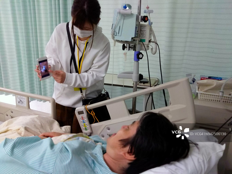 少女在重症监护室里展示一段猫的视频图片素材