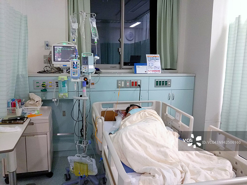 蛛网膜下腔出血手术后的男人图片素材