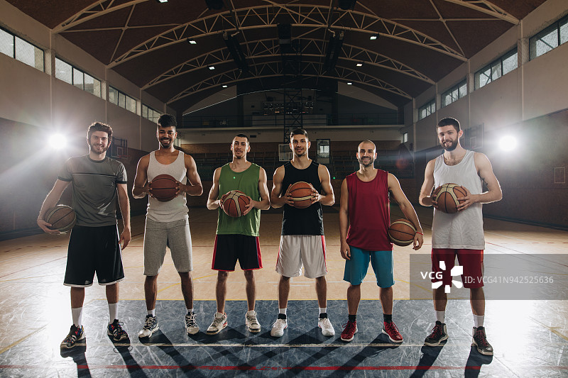 球场上快乐的篮球运动员全身照图片素材