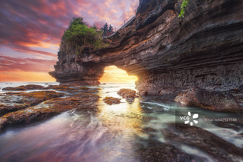 印度尼西亚巴厘岛巴图博龙和海神庙的日落图片素材