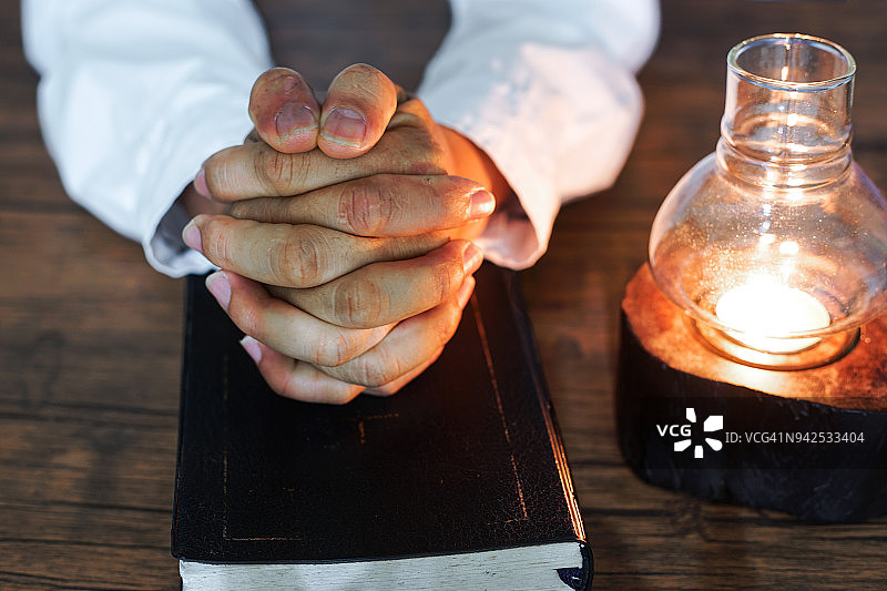 男人阅读《圣经》图片素材