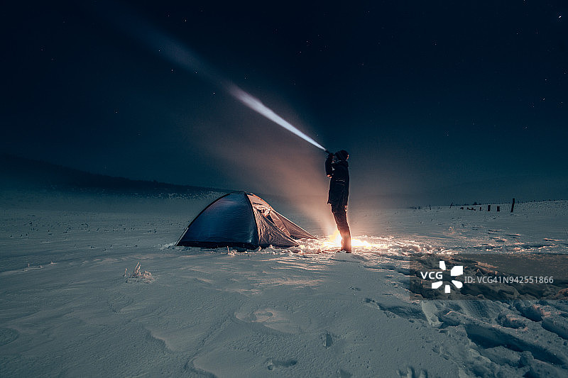 露营者用电池灯照亮营地图片素材