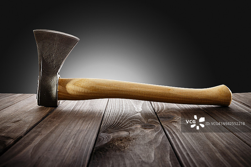 深色木纹背景上的手斧图片素材