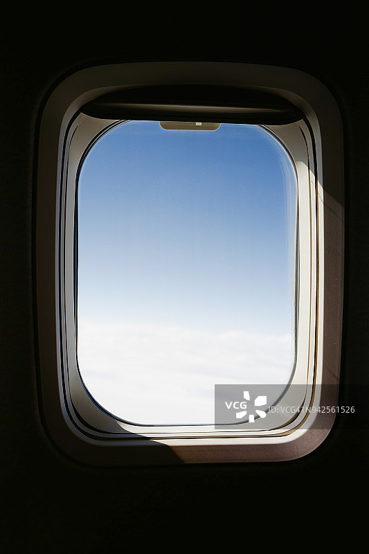 透过飞机舷窗看天空的景色图片素材