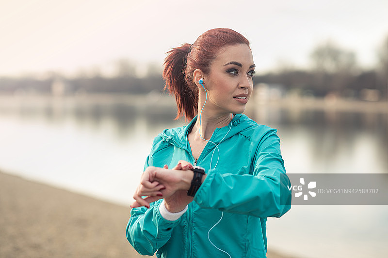 年轻女人测量脉搏并看向一旁图片素材