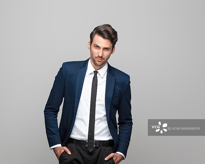 身穿西装的优雅年轻男子肖像图片素材