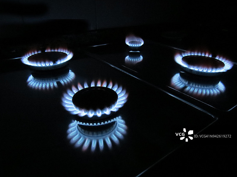 厨房里的燃气火焰图片素材