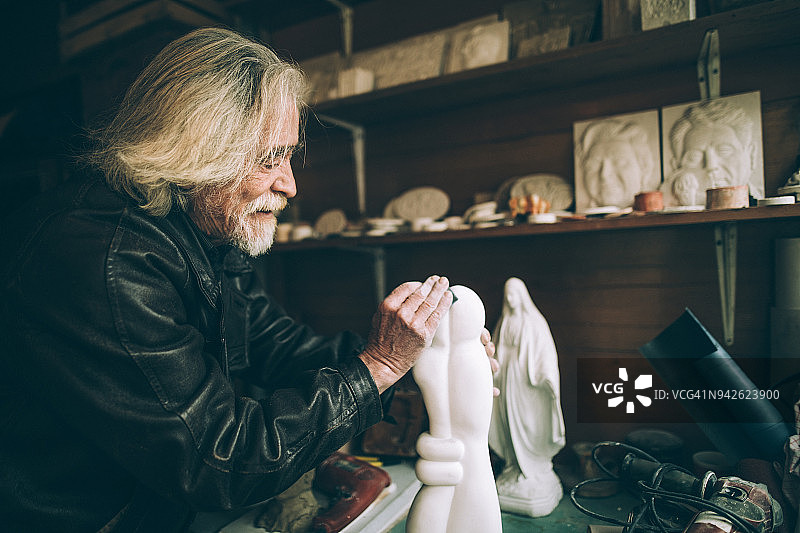 年长的男人在车库里做艺术品图片素材