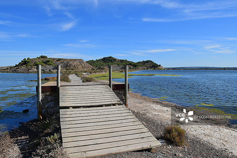 在佩里亚克-德梅尔池塘的木板路上散步图片素材