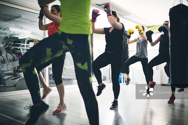 女人们在健身房练习拳击图片素材