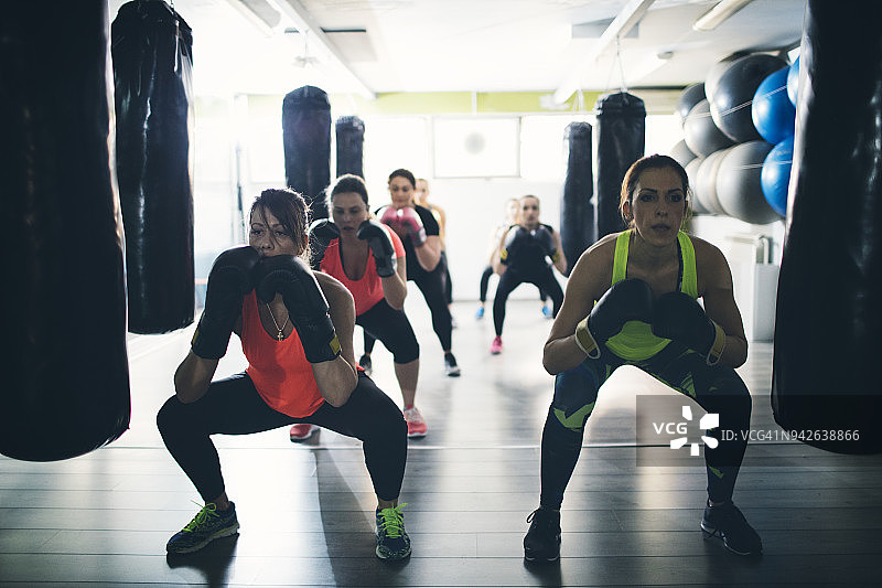 女人们在健身房练习拳击图片素材