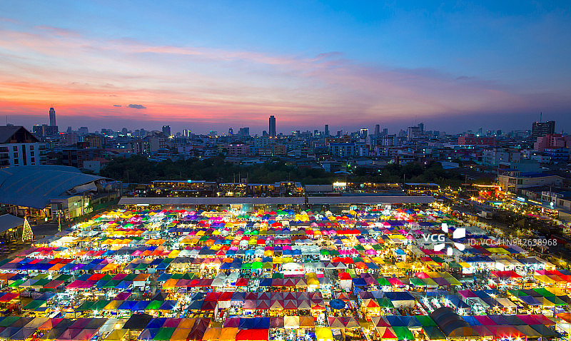 曼谷二手市场上的彩色帐篷图片素材