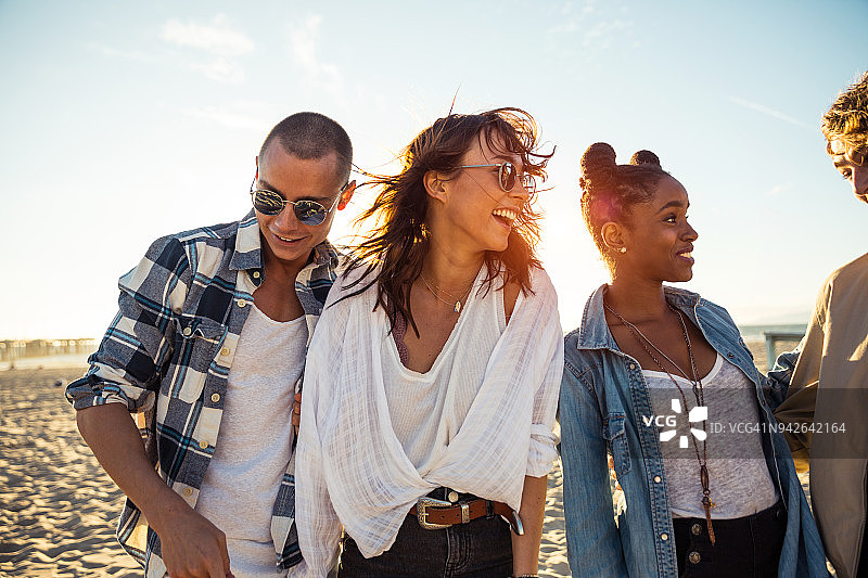 朋友们在洛杉矶海滩上玩乐图片素材