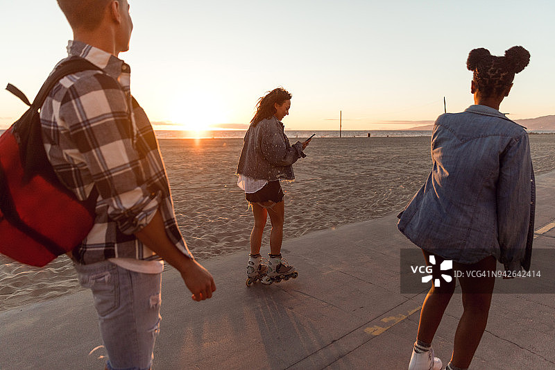 美国洛杉矶威尼斯海滩木板路上的滑旱冰的朋友图片素材