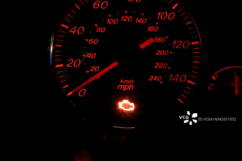 车辆仪表盘上点亮的发动机检查灯图片素材