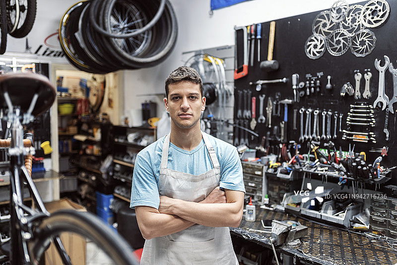 男人在自行车修理店工作图片素材
