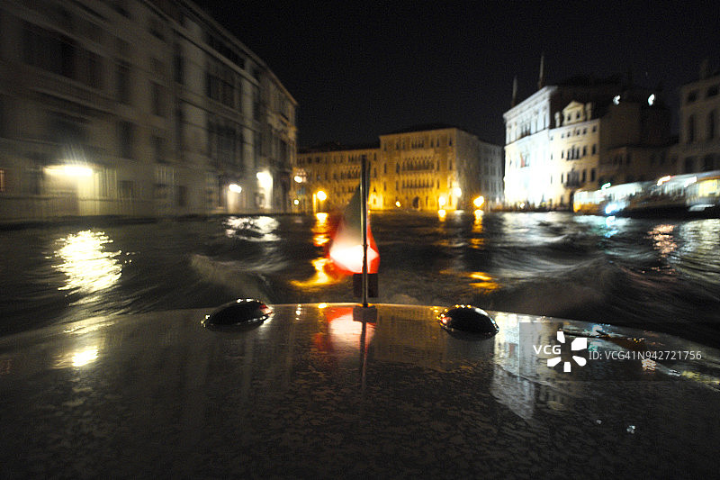 威尼斯夜间水上出租车图片素材