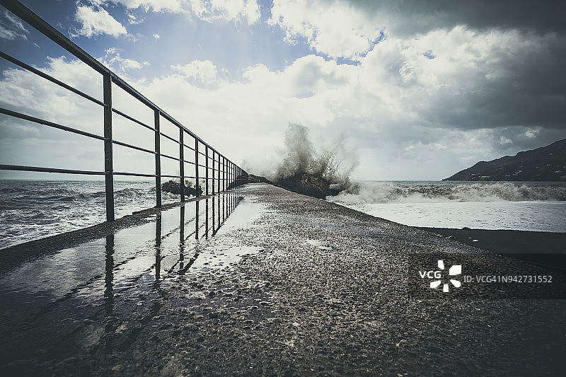 意大利阿马尔菲海岸，飞溅浪花的船码头图片素材