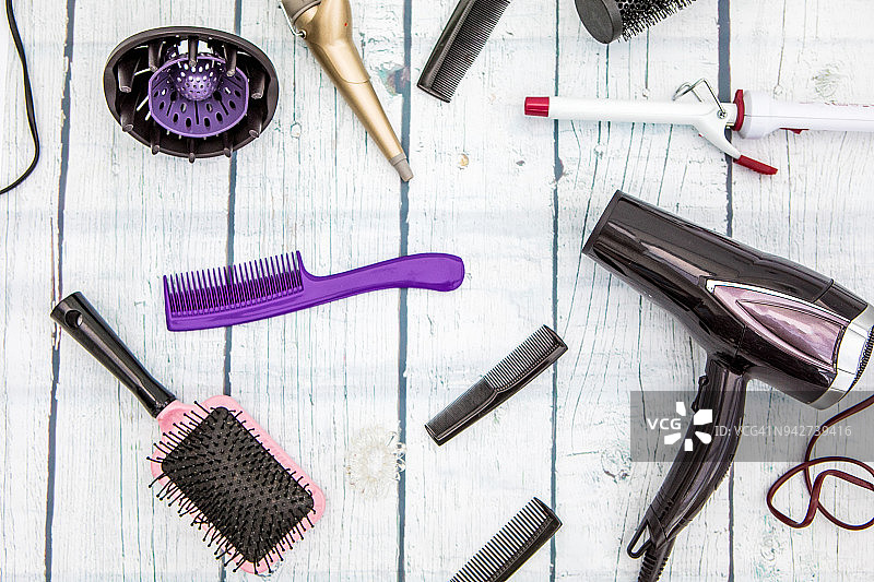 白色背景上的各种发型设计工具俯视图图片素材