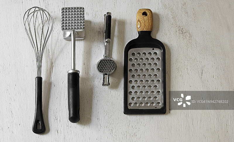 打蛋器、压蒜器、肉锤、奶酪磨碎器静物图片素材