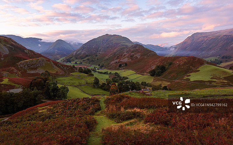 英格兰坎布里亚郡湖区马丁代尔的日出美景图片素材