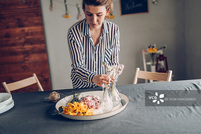 餐桌鲜花布置图片素材