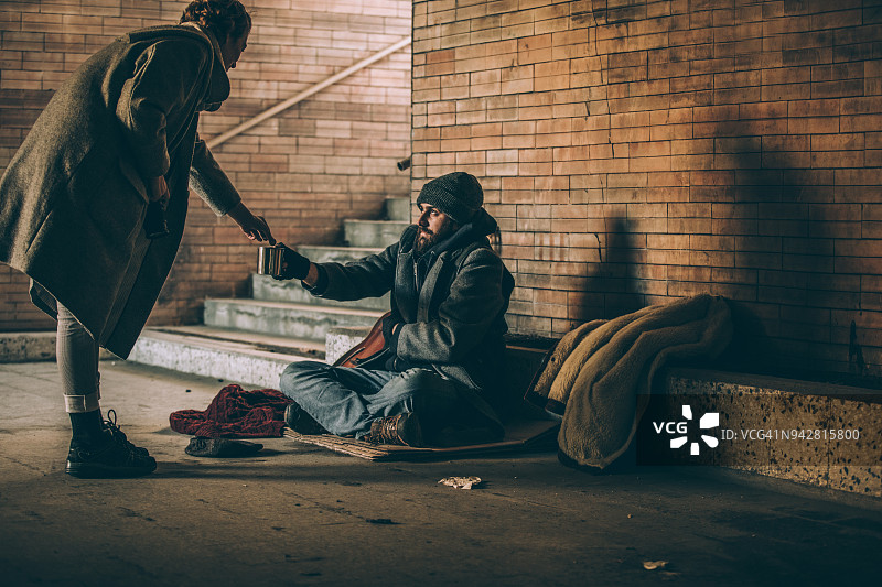 女人给流浪者施舍钱图片素材