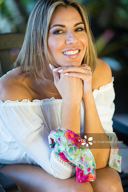 女人在户外放松图片素材