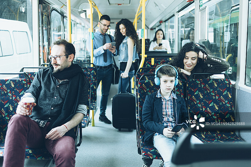 乘坐公共交通工具的乘客图片素材