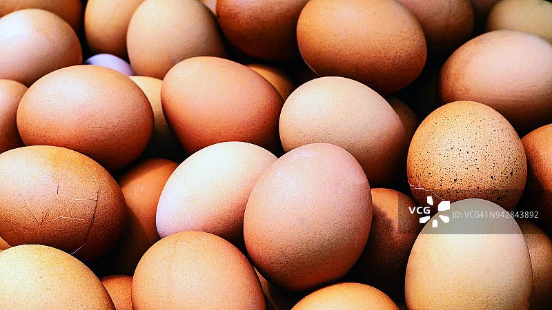 待售的有机棕色鸡蛋图片素材